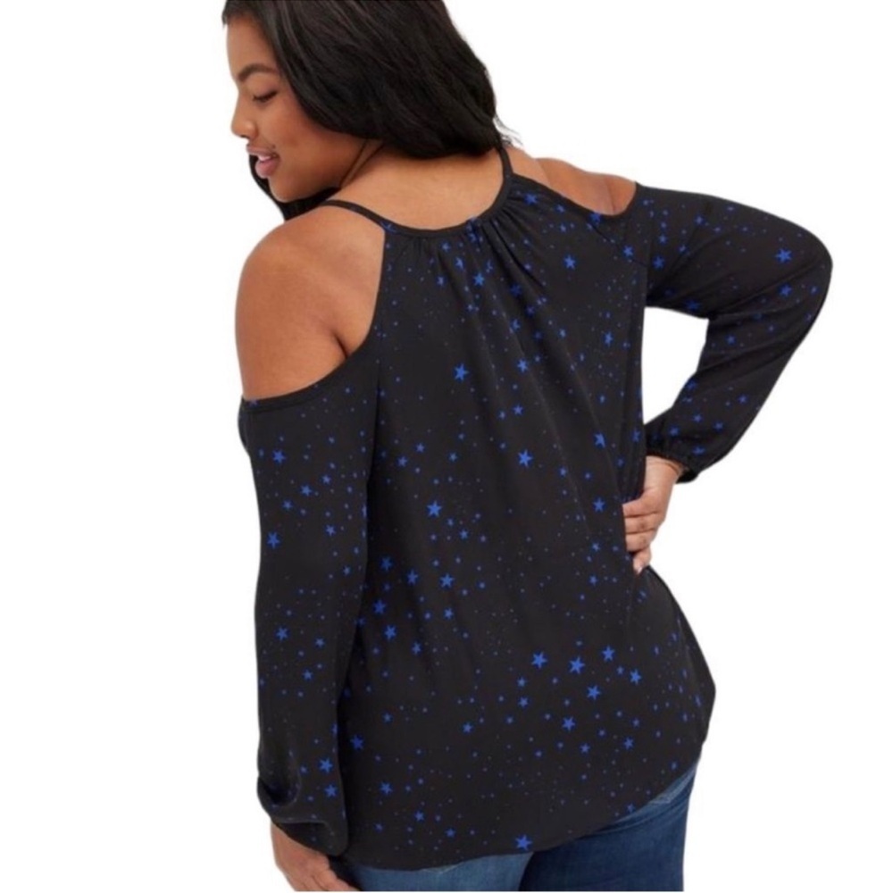 Torrid Women’s Georgette Cold Shoulder Keyhole Neck Black Blue Stars Size 4 - Picture 2 of 7